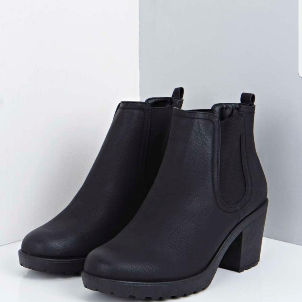 Block heel Chelsea boots